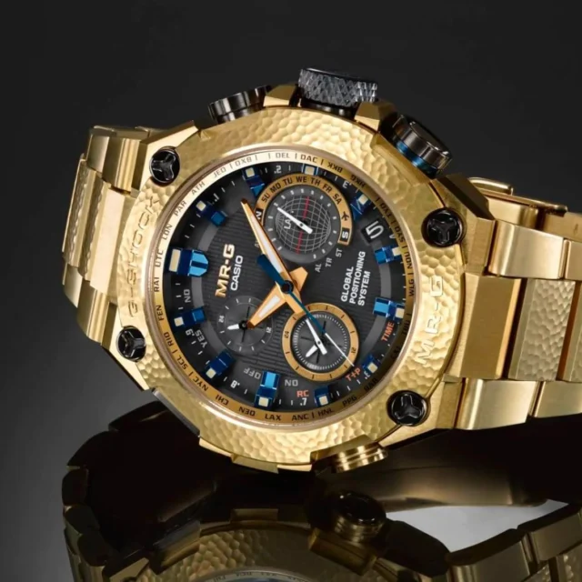 EDYCJA LIMITOWANA 🔥W hołdzie dla niezłomnego ducha samuraja, powstał czasomierz, który łączy japońskie rzemiosło z niezrównaną technologią G-SHOCK. MRG-G1000HG-9ADR to więcej niż zegarek – to manifest siły, precyzji i nieprzemijającej elegancji.🔥 Ręczne wykończenia Tsuiki – tradycyjna technika młotkowania, nadająca tarczy i kopercie unikalny charakter.
💎 Złocenie w kolorze obon-gin i akagane – królewski akcent dla koneserów.
🛰️ Technologia GPS zawsze dokładny czas, niezależnie od miejsca na świecie.
🛡️ Konstrukcja MRG – ekstremalna odporność w luksusowym wydaniu.💥 Limitowana edycja – dostępny wyłącznie w TIME TREND SILESIA CITY CENTER.Nie nosisz zegarka. Nosisz historię, precyzję i legendę!#GSHOCK #gshockwatch #premium #watchlover